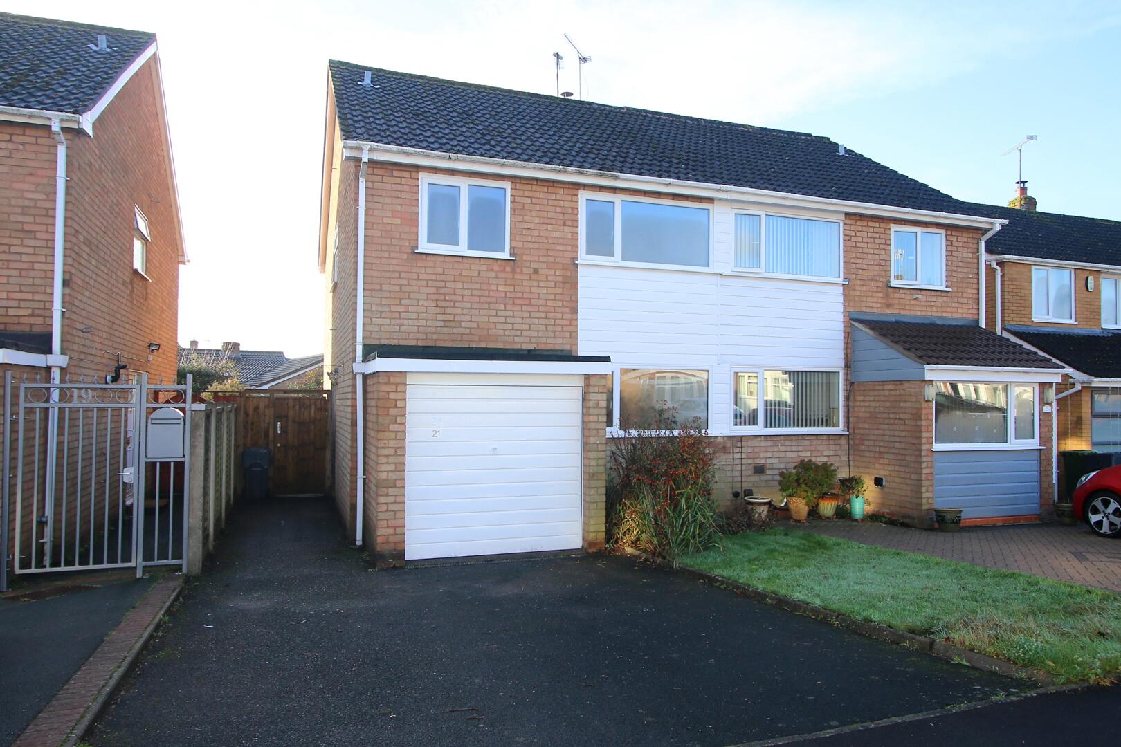 3 bed property in Long Compton Drive, Stourbridge